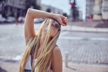 Güzel kızıl saçlı bir kızın belinde elini başının üstünde tutarak mutlu bir sahne. 