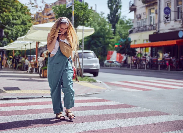 Beautiful Smiling Cheerful Joyful Girl Freckles Going Crosswalk While Talking — Stock Photo, Image