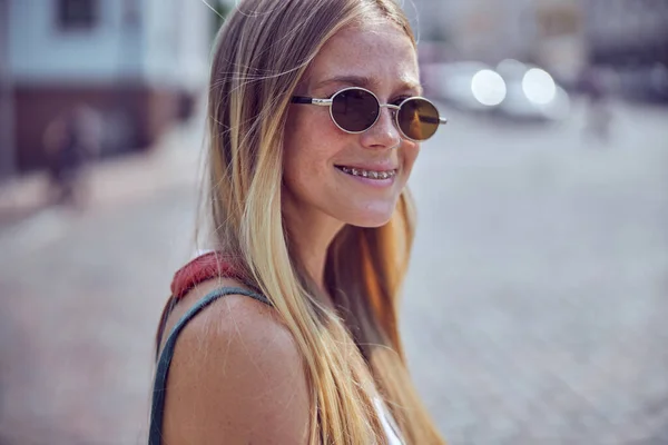 Vita Fino Colpo Bella Ragazza Dai Capelli Rossi Occhiali Sole — Foto Stock