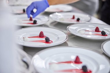 Botique yengemde ördek yemeği hazırlıyorum.