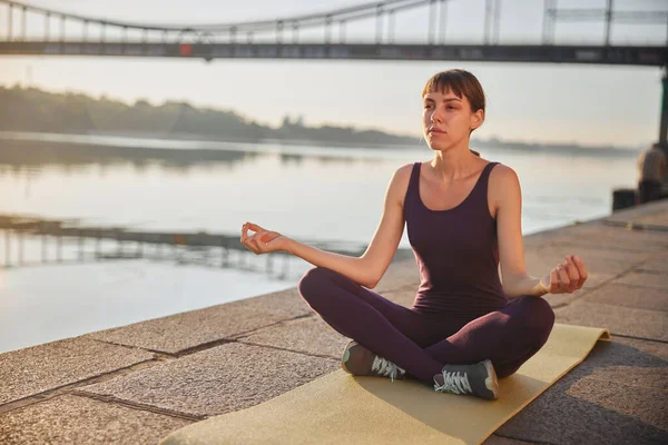 Junge Frau Praktiziert Morgens Yoga — Stockfoto
