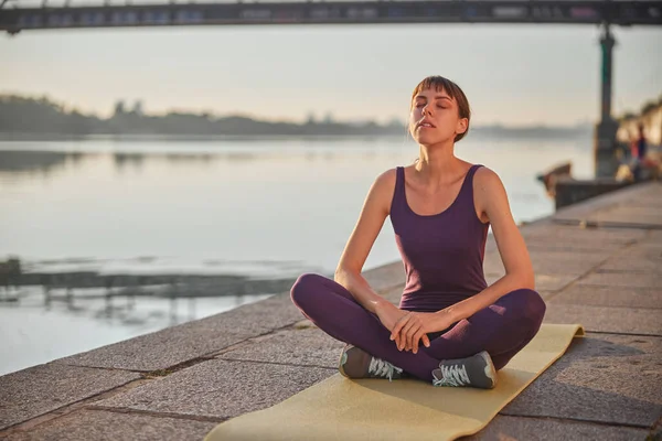 Linda Hembra Está Practicando Yoga Mañana Cerca Del Río — Foto de Stock