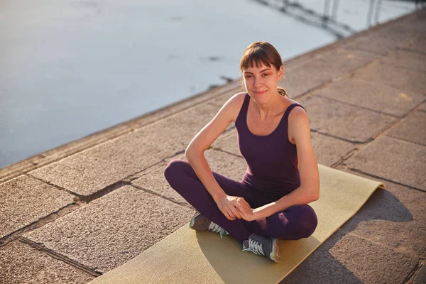 Primer Plano Mujer Joven Que Hacer Yoga Matutino — Foto de Stock
