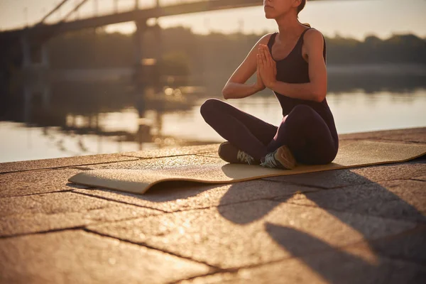 Cabeza Recortada Hermosa Joven Que Está Practicando Yoga Por Mañana — Foto de Stock