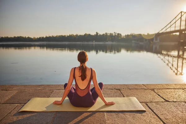 Rückschuss Einer Jungen Frau Die Flussnähe Sitzt Und Yoga Praktiziert — Stockfoto