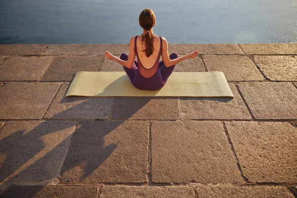 Rückwärtsschuss Einer Jungen Frau Die Morgens Freien Yoga Praktiziert — Stockfoto