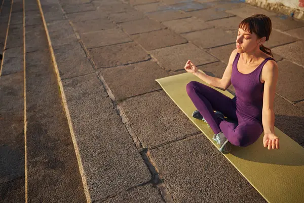 Disparo Desde Arriba Una Hermosa Mujer Que Está Practicando Yoga — Foto de Stock