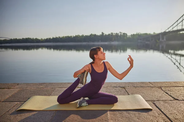 Cerrado Tiro Bonita Hembra Que Está Haciendo Asana Yoga Mañana — Foto de Stock