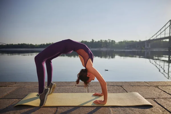 Plano Lateral Hembra Que Está Haciendo Yoga Rueda Pose Cerca — Foto de Stock