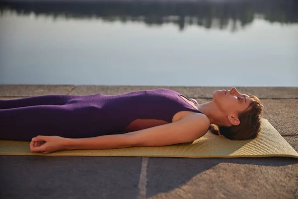 Recortado Tiro Mujer Joven Está Haciendo Yoga Cadáver Pose Aire — Foto de Stock