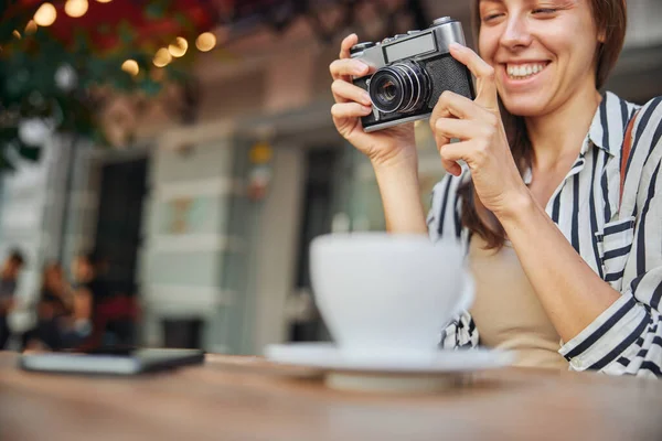 Crooped Shot Beautiful Smiling Young Woman Photographer Who Looking Her — Stok Foto