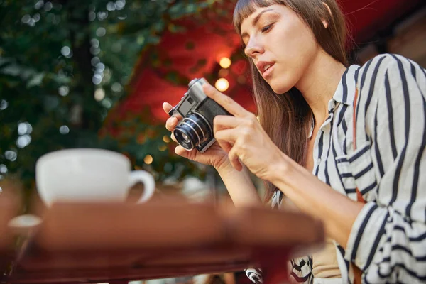 Midjan Upp Skott Ung Kvinna Fotograf Som Kollar Sista Bilderna — Stockfoto