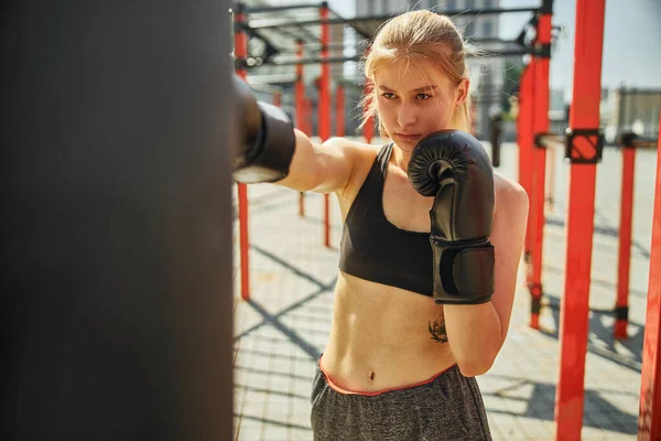 Taille Shot Van Fit Vrouw Die Een Kickbokstraining Het Sportveld — Stockfoto