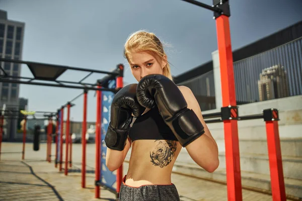 Fit Female Heeft Een Kikbokstraining Het Sportveld — Stockfoto