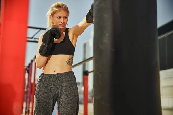 Fit Sportief Vrouwtje Slaat Door Linker Bokshandschoen Tijdens Een Kikcboxing — Stockfoto