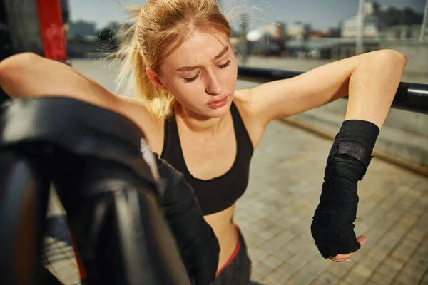 Cintura Arriba Tiro Ajuste Femenino Está Teniendo Relax Después Kikcboxing —  Fotos de Stock