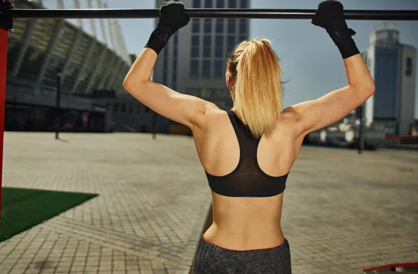 Gehakt Schot Van Sportieve Sterke Vrouw Die Aan Het Trainen — Stockfoto