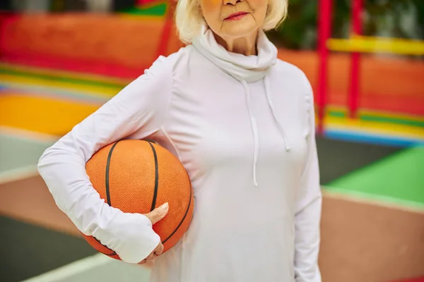 Vieille Dame Saine Gaie Avec Ballon Basket Sur Une Place — Photo