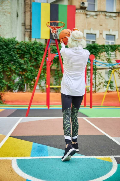 Vieja Sana Alegre Dama Con Pelota Baloncesto Una Colorida Plaza —  Fotos de Stock