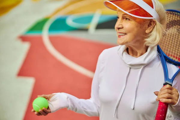 Vieja Sana Alegre Dama Una Colorida Plaza Aire Libre Sosteniendo —  Fotos de Stock