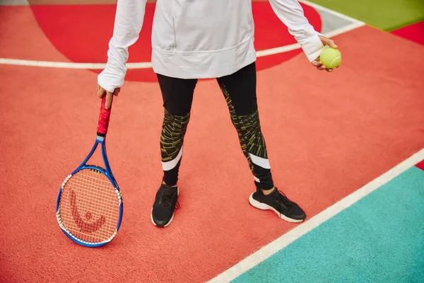 건강하고 노인이 광장에서 테니스 라켓을 — 스톡 사진