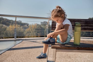 Mutlu, sağlıklı ve sportif aile güneşli bir günde antrenman yapıyor.