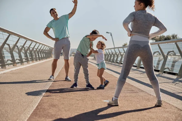 Feliz Familia Sana Deportiva Están Haciendo Entrenamientos Entrenamiento Día Soleado —  Fotos de Stock