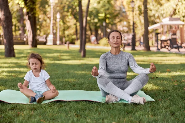 Feliz Sana Deportiva Mamá Hija Están Haciendo Entrenamientos Entrenamiento Día — Foto de Stock