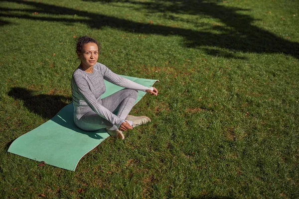 Feliz Mujer Sana Deportiva Está Haciendo Entrenamientos Yoga Día Soleado — Foto de Stock