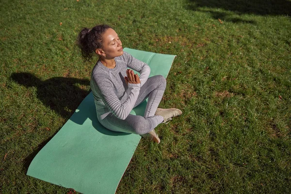 Feliz Mujer Sana Deportiva Está Haciendo Entrenamientos Yoga Día Soleado — Foto de Stock