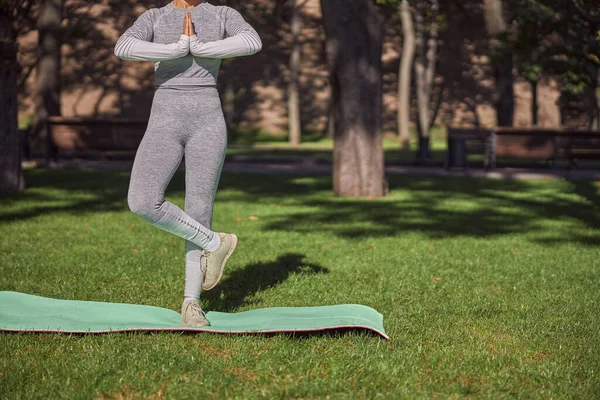 Feliz Mujer Sana Deportiva Está Haciendo Entrenamientos Yoga Día Soleado — Foto de Stock