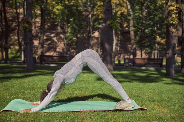 Feliz Mujer Sana Deportiva Está Haciendo Entrenamientos Entrenamiento Día Soleado — Foto de Stock