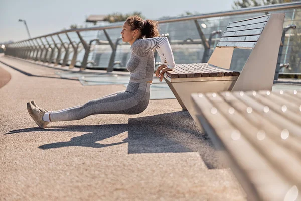 Feliz Mujer Sana Deportiva Está Haciendo Entrenamientos Entrenamiento Día Soleado —  Fotos de Stock