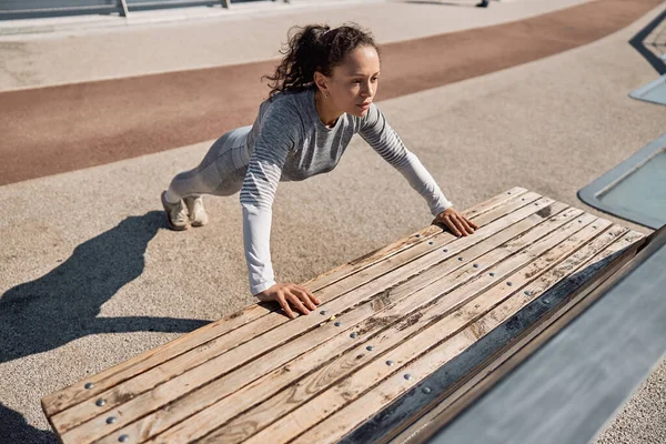 Boldog Egészséges Sportos Csinál Edzés Tréningek Napsütéses Napon — Stock Fotó