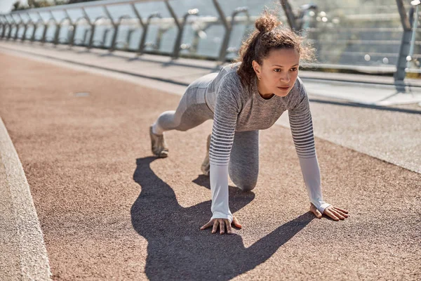 Feliz Mujer Sana Deportiva Está Haciendo Entrenamientos Entrenamiento Día Soleado —  Fotos de Stock