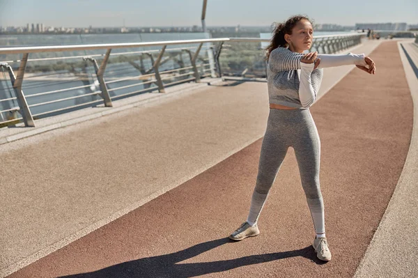 Feliz Mujer Sana Deportiva Está Haciendo Entrenamientos Entrenamiento Día Soleado — Foto de Stock