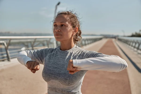 Boldog Egészséges Sportos Csinál Edzés Tréningek Napsütéses Napon — Stock Fotó