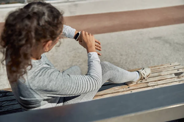 Feliz Mujer Sana Deportiva Está Haciendo Entrenamientos Entrenamiento Día Soleado —  Fotos de Stock