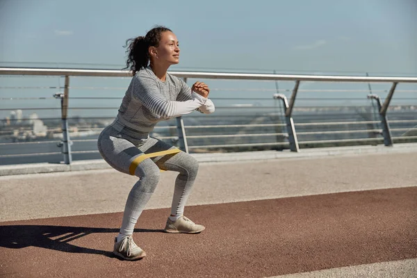 Feliz Mujer Sana Deportiva Está Haciendo Entrenamientos Entrenamiento Día Soleado —  Fotos de Stock