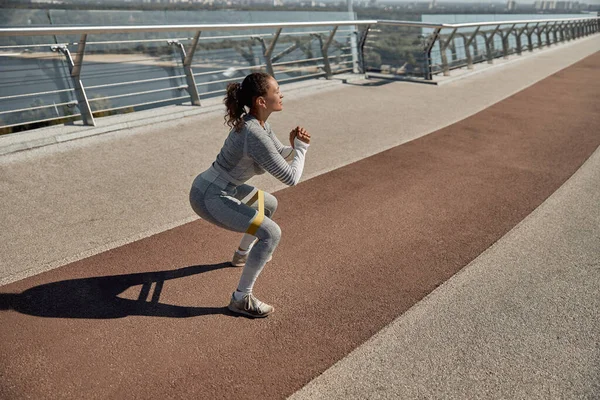 Mutlu Sağlıklı Sportif Kadın Güneşli Bir Günde Antrenman Yapıyor — Stok fotoğraf