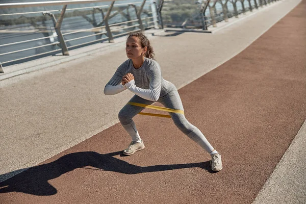 Feliz Mujer Sana Deportiva Está Haciendo Entrenamientos Entrenamiento Día Soleado —  Fotos de Stock