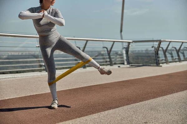 Feliz Mujer Sana Deportiva Está Haciendo Entrenamientos Entrenamiento Día Soleado —  Fotos de Stock