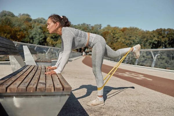 Boldog Egészséges Sportos Csinál Edzés Tréningek Napsütéses Napon — Stock Fotó