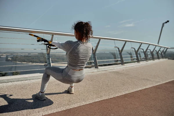 Feliz Mujer Sana Deportiva Está Haciendo Entrenamientos Entrenamiento Día Soleado —  Fotos de Stock