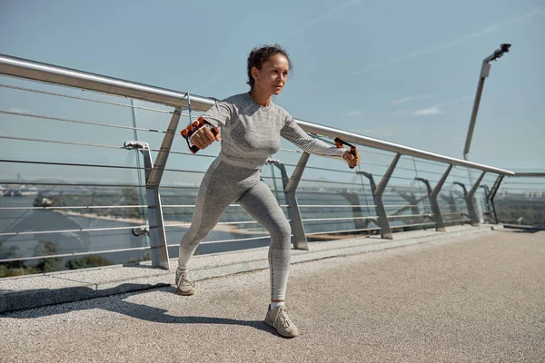 Boldog Egészséges Sportos Csinál Hámot Gyakorlatok Napsütéses Nap — Stock Fotó