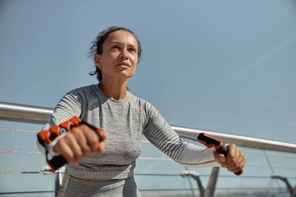 Feliz Mujer Sana Deportiva Está Haciendo Ejercicios Arnés Día Soleado —  Fotos de Stock