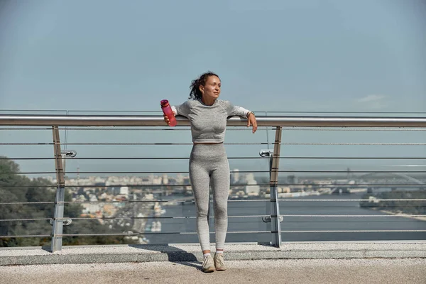 Feliz Mujer Sana Deportiva Beber Agua Después Entrenamientos Entrenamiento Día — Foto de Stock