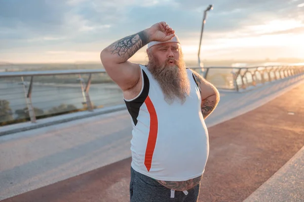 Dikke Blanke Bebaarde Dappere Man Doet Morgens Oefeningen Zijn Gewicht — Stockfoto
