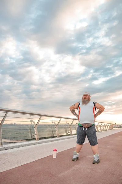 Χοντρός Καυκάσιος Γενειοφόρος Και Τολμηρός Άντρας Κάνει Πρωινές Ασκήσεις Για — Φωτογραφία Αρχείου