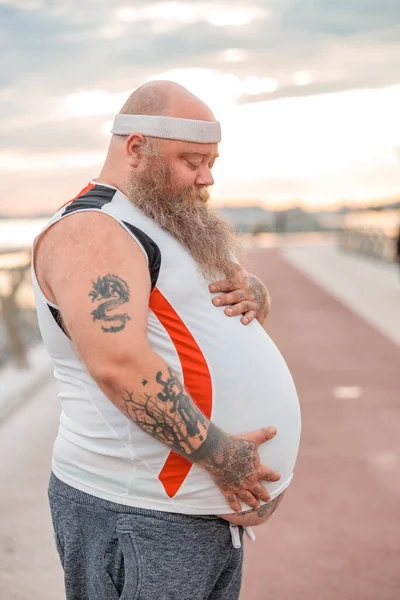 Dikke Blanke Bebaarde Dappere Man Doet Morgens Oefeningen Zijn Gewicht — Stockfoto